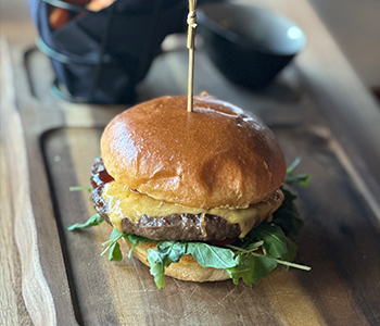 Cheeseburger mit Süßkartoffel-Pommes - Beliebtes Gericht im Restaurant Traunreut