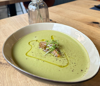 Brokkoli-Süppchen - Vorspeise im Restaurant in Traunreut